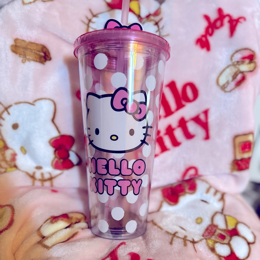 BNWT Hello Kitty blanket and tumbler set. Super adorable 🎀